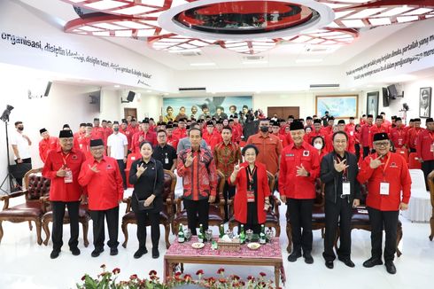 Kompak, Megawati Salam Metal di Tengah Jokowi dan Ganjar