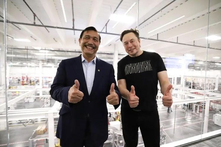 Menteri Koordinator Bidang Kemaritiman dan Investasi (Menko Marves) Luhut Binsar Pandjaitan bersama CEO Tesla Inc Elon Musk. Luhut sebut Tesla sudah teken kontrak pembelian nikel dari 2 perusahaan di Indonesia.
