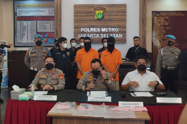 Polres Metro Jakarta Selatan menangkap dua orang pria berinisial IR dan AAR yang menodongkan benda menyerupai senjata api dan memukul pengunjung kafe, AA.   Keributan itu terjadi di Kafe Vol Bottle Shop kawasan Senopati, Kebayoran Baru, Jakarta Selatan pada Minggu (12/6/2022) dini hari.
