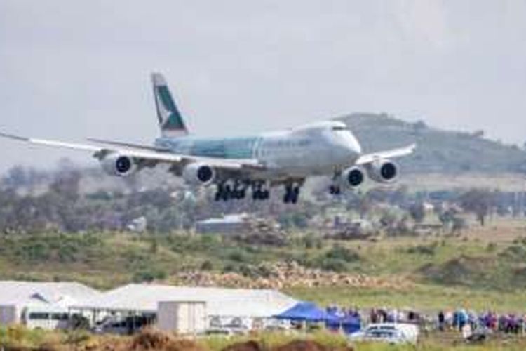 Sebuah pesawat kargo Boeing 747 milik Cathay Pacific akan mendarat di Wellcamp Airport, Toowomba, 120 kilometer dari kota Brisbane, Australia, saat melakukan uji coba tahun lalu.