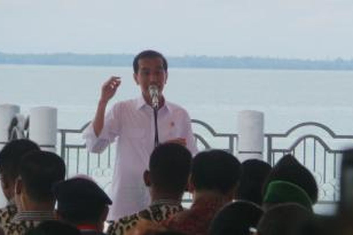 Presiden Joko Widodo di acara Hari Nusantara 2014, Pantai Siring Laut, Kabupaten Kotabaru, Kalimantan Selatan, Senin (15/12/2014).