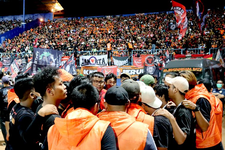 Ketua umum The Jakmania Diky Soemarno berkordinasi dengan kordinator wilayah sebelum pertandingan pekan ke-7 Liga 1 2022-2023 melawan Arema FC yang berakhir dengan skor 0-1 di Stadion Kanjuruhan Kepanjen, Kabupaten Malang, Minggu (28/8/2022) malam.