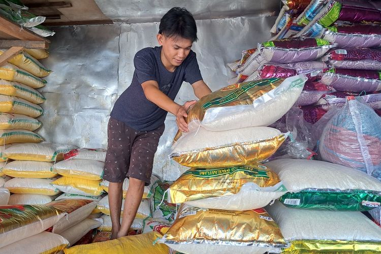 Pedagang Beras di Pasar Terong Makassar, Sulsel, saat mengatur tumpukan karung beras di tokonya, Senin (4/9/2023)