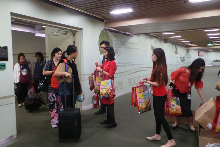 Petugas Macau Government Tourism Office (MGTO) memberikan goodybag kepada penumpang pesawat AirAsia Jakarta-Macau