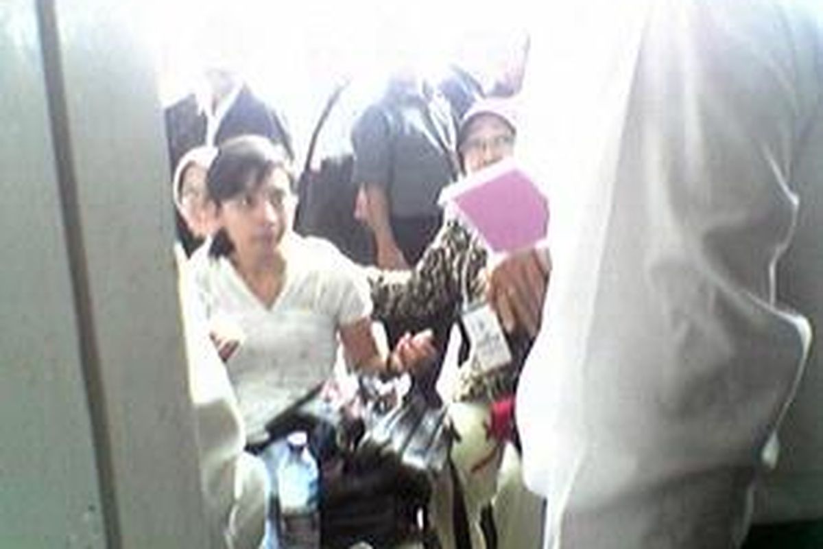 Peserta asal Jakarta ini (kemeja putih) pingsan setelah mengikuti ujian CPNS Depkeu, Rabu (30/7). 