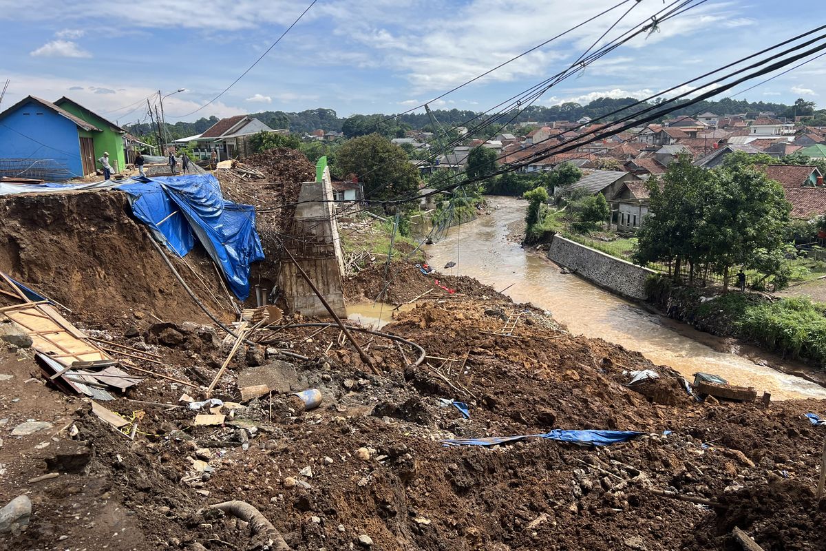 Longsor kembali terjadi di Jalan Batu Hulung, Kelurahan Balumbang Jaya, Kota Bogor.