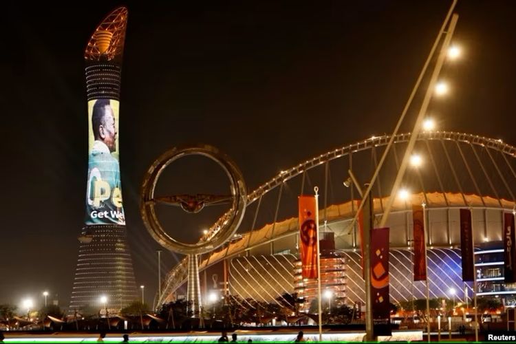 Stadion Internasional Khalifa, Doha, Qatar, 3 Desember 2022. Terlihat foto legenda sepak bola Pele di gedung Torch Hotel di sebelah stadion.