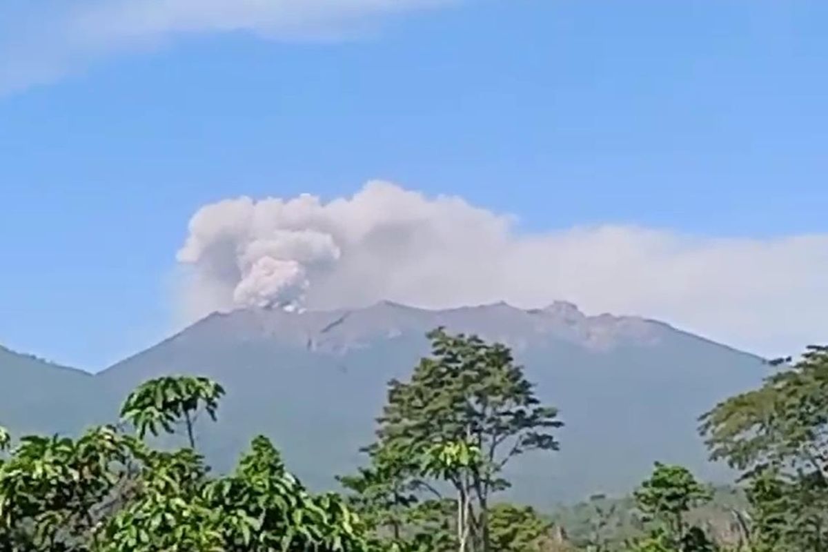 Gunung Raung di Banyuwangi erupsi, aktivitas pendakian ditutup. 
