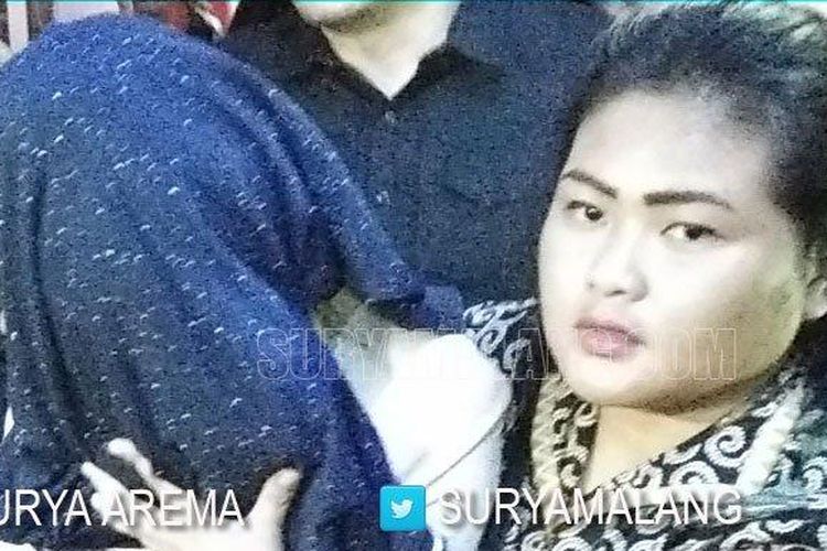 Subdit Jatanras Ditreskrimsus Polda Jatim menangkap perempuan (yang wajahnya ditutupi) dan dua pria terlibat pelacuran di sebuah hotel wilayah Kota Batu, Jumat (25/10/2019). Mereka dibawa ke gedung Ditreskrimsus Mapolda Jatim di Surabaya. 

