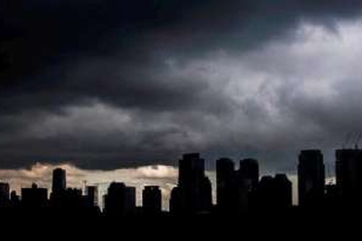 Awan cumulonimbus menggelayut di langit Jakarta, Minggu (4/12). Dalam sepekan ini hingga pertengahan minggu ini, sebagian wilayah Indonesia, termasuk Jakarta dan sekitarnya, berpotensi diguyur hujan lebat disertai angin kencang dan petir. Badan Meteorologi, Klimatologi, dan Geofisika meminta semua masyarakat waspada. 