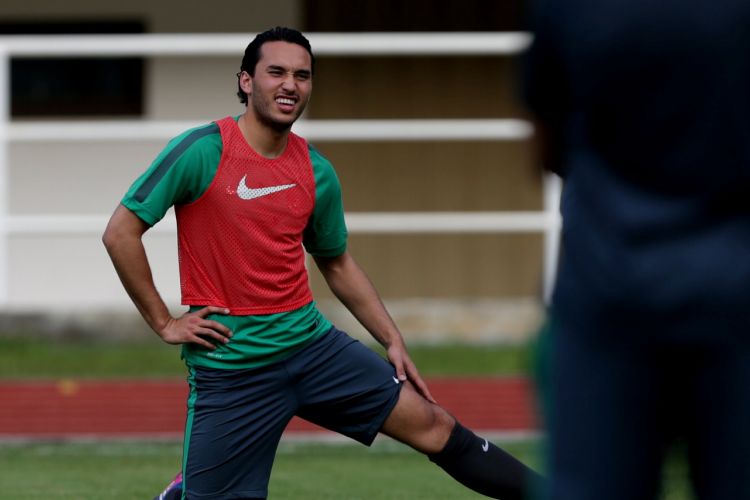 Pemain naturalisasi timnas Indonesia Ezra Walian berlatih di Stadion Pakansari, Cibinong, Bogor, Jawa Barat, Senin (20/3/2017). Pertandingan persahabatan antara Indonesia dan Myanmar akan berlangsung Selasa (20/3/2017) mendatang. KOMPAS IMAGES/KRISTIANTO PURNOMO