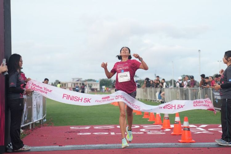 Pelari kategori 5K mencapai garis finish OPPO Run 2025. 