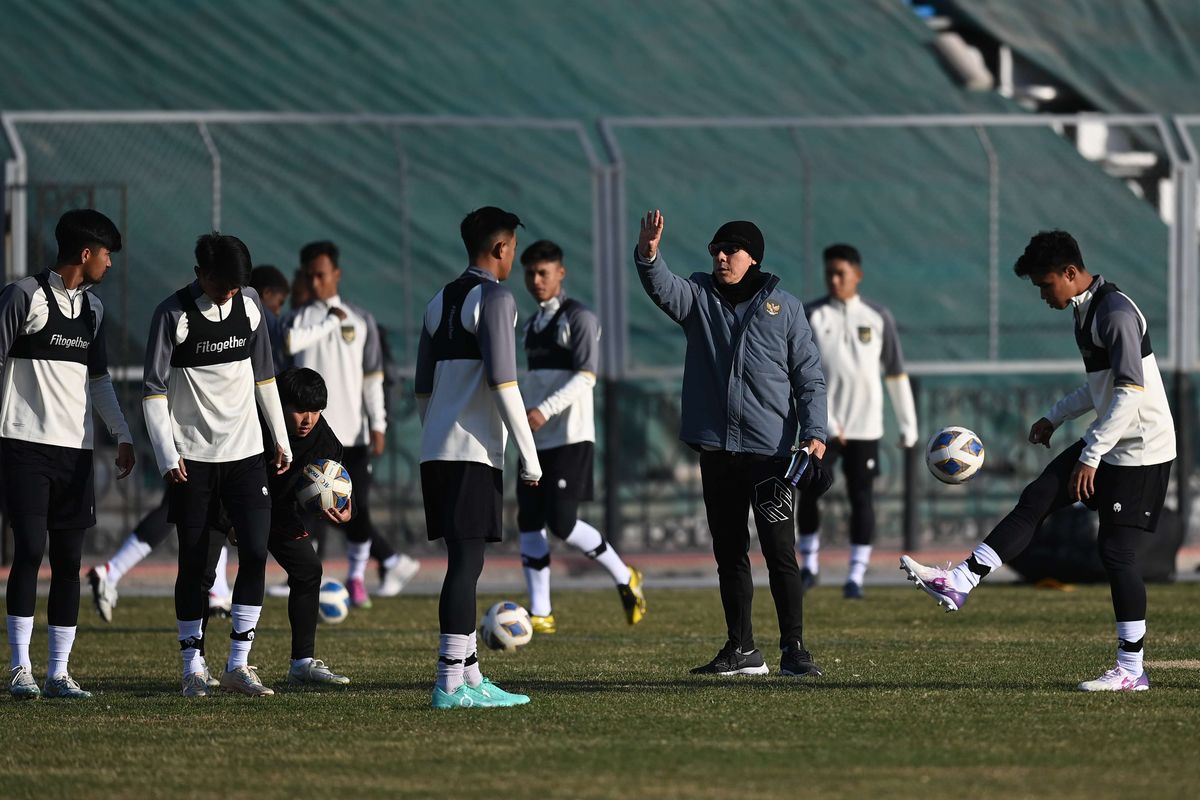 Pelatih Timnas U20 Indonesia Shin Tae Yong (kedua kanan) memberikan instruksi kepada tim asuhannya saat sesi latihan resmi jelang Piala Asia U20 di Tashkent State Transport University, Uzbekistan, Selasa (28/2/2023). Timnas U20 Indonesia yang berada di Grup A akan menjalani pertandingan perdananya melawan Timnas Irak pada Rabu 1 Maret 2023 di Stadion Lokomotiv, Tashkent, Uzbekistan.