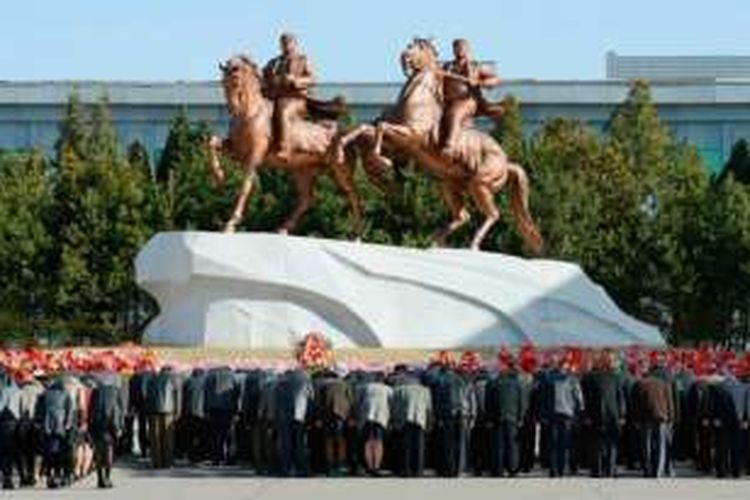 Patung Kim Il Sung dan Kim Jong Il tengah menunggang kuda di kawasan Mansudae, Pyongyang, Korea Utara.