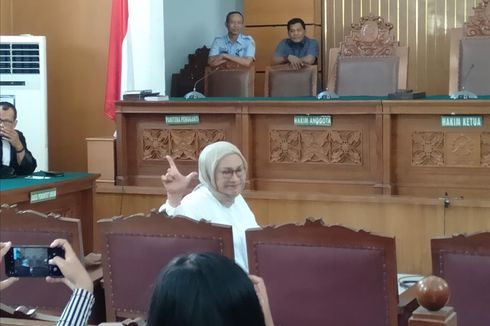 Ratna Acungkan 2 Jari Sebelum Jalani Sidang di PN Jaksel