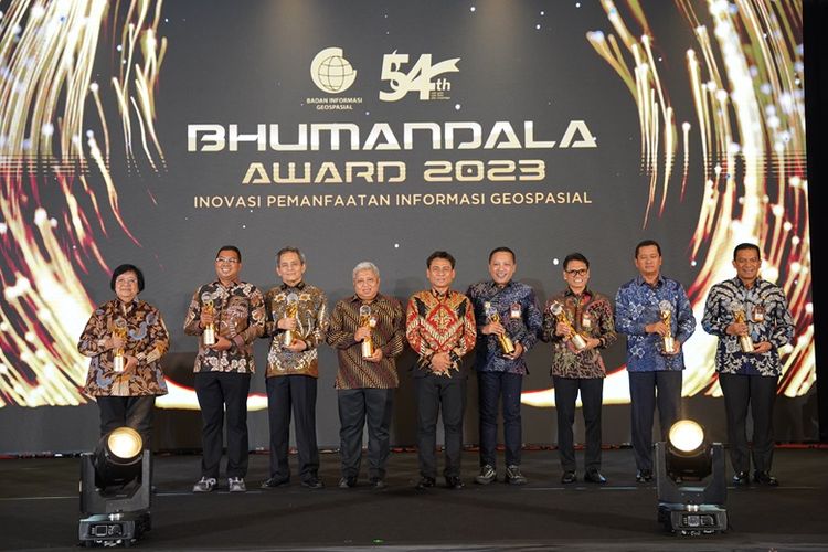 Penyerahan Trophy Emas Penghargaan Bhumandala Kanaka di Hotel Discovery Kartika Plaza Bali, Senin (6/11/2023)

