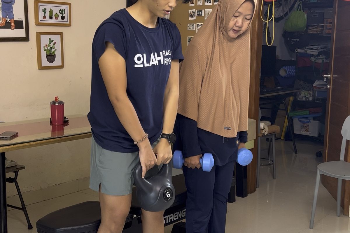 Latihan beban jadi momen kembali ke diri bagi Irsani. Ia menemukan kekuatan fisik, mental, dan misi edukasi untuk keluarga Indonesia.
