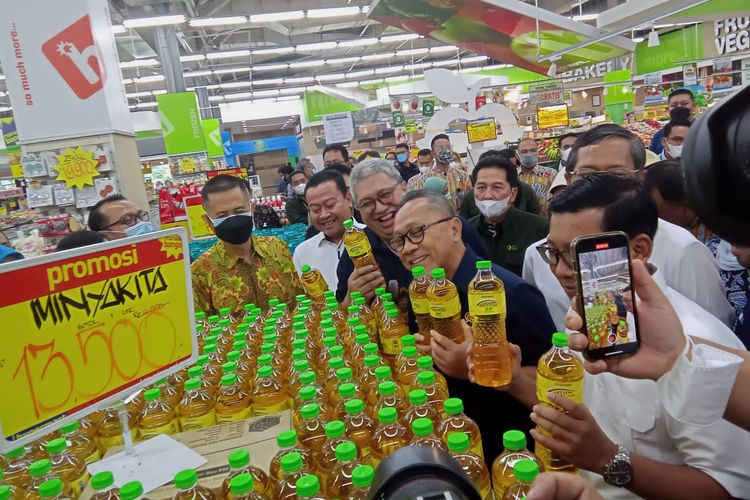 Mendag Zulhas saat meninjau kebutuhan pokok di ritel Hypermart Puri Indah Jakarta, Kamis (8/12/2022).