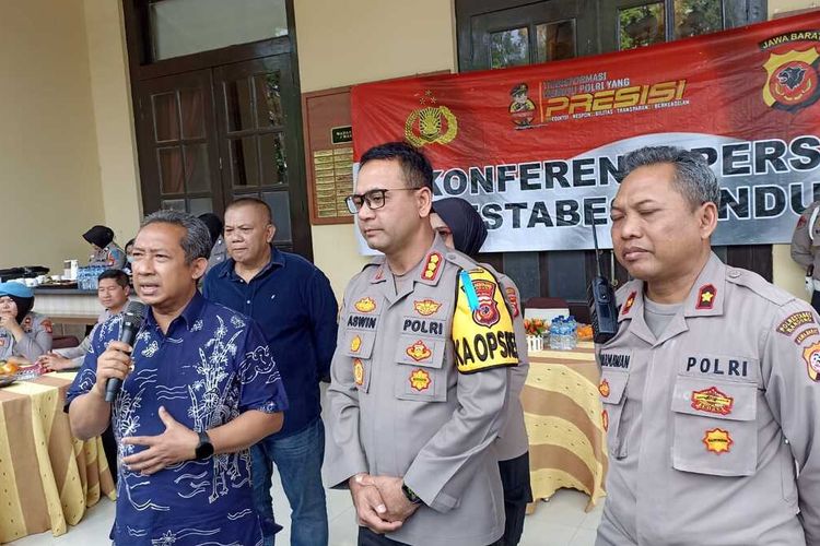 Kapolrestabes Bandung Kombes Aswin dan Walikota Bandung Yana Mulyana tengah melakukan konferensi pers terkait penangkapan dua Begal di bandung