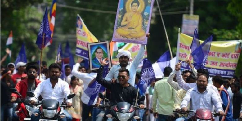 Warga dari kasta Dalit, kasta terendah di India, melakukan protes setelah Mahkamah Agung India menerbitkan peraturan yang dianggap memberi angin bagi diskriminasi terhadap mereka.