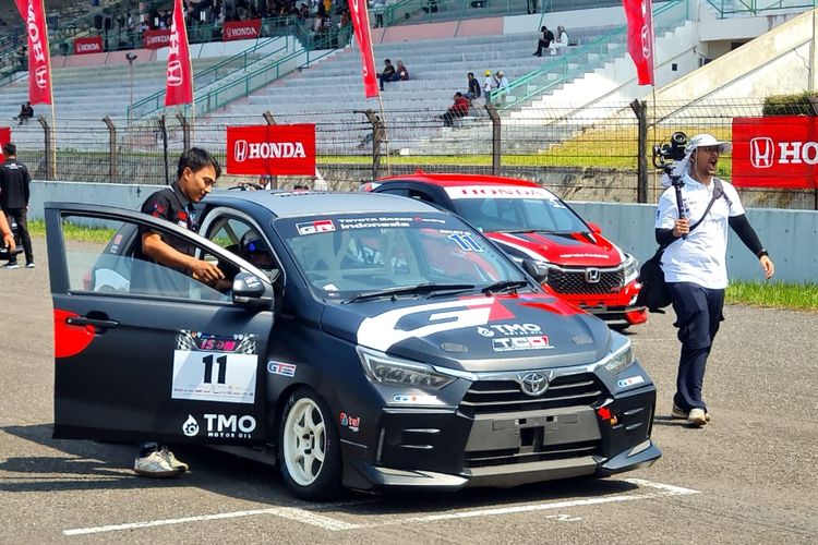  Komunitas Gazoo Racing (GR) Enthusiast memberi dukungan langsung kepada pebalap idolanya, yakni Amato Rudolph dan Jordan Johan dari tim Toyota Gazoo Racing Indonesia yang berlaga di ajang Indonesian Sentul Series Of Motorsport (ISSOM) 2024, Minggu (25/8/2024).
