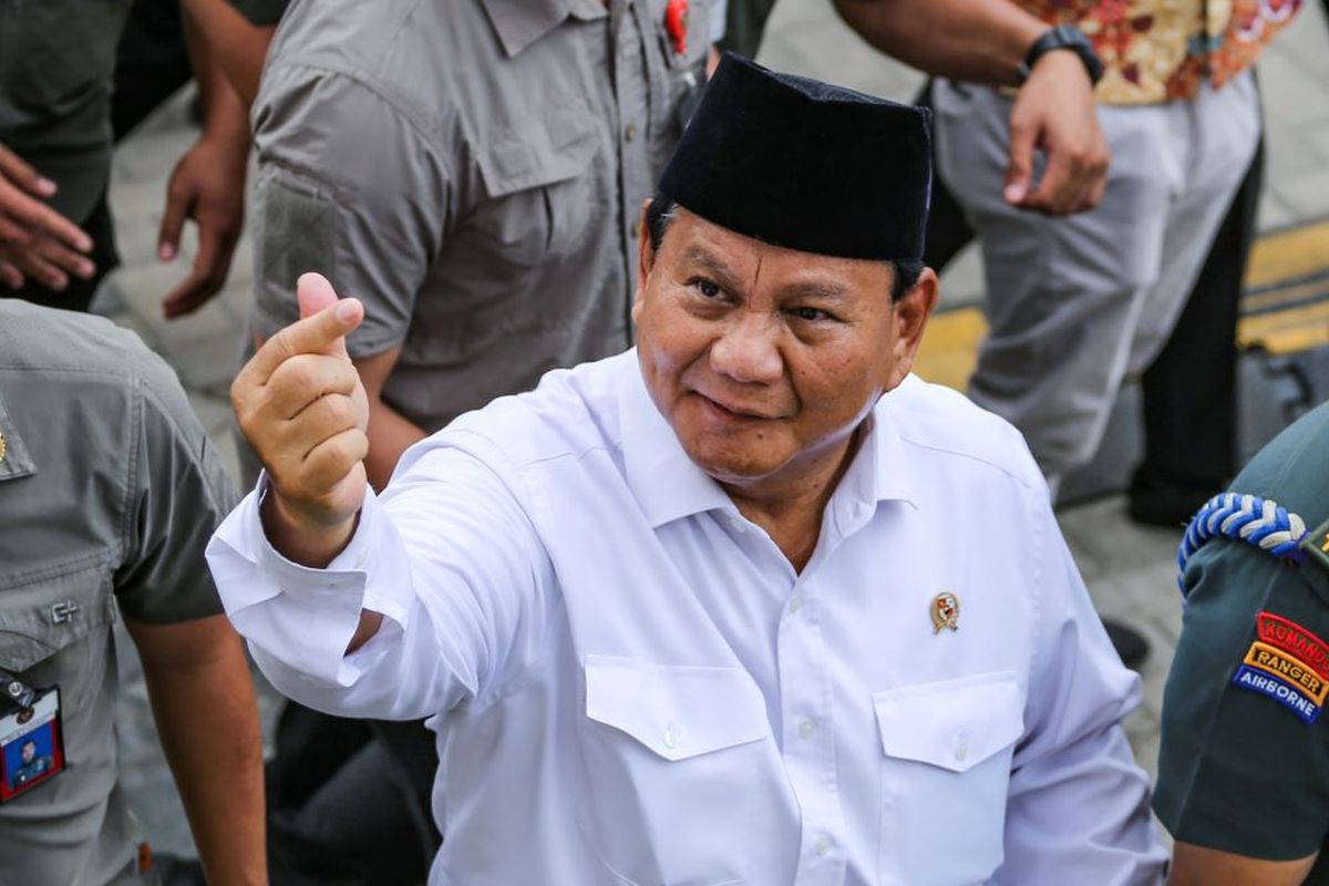 Menteri Pertahanan Prabowo Subianto menyapa peserta Rakernas LDII di Grand Ballroom Minhaajurrosyidiin, Lubang Buaya, Jakarta, Selasa (7/11/2023). Dalam Rakernas LDII 2023 Menteri Pertahanan yang juga bakal calon Presiden dari Koalisi Indonesia Maju memberikan materi pembekalan Memaksimalkan Peran Ormas dalam Membangun Negara Berdaulat Menyongsong Indonesia Emas. ANTARA FOTO/Asprilla Dwi Adha/aww.