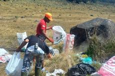 1 Ton Sampah Sisa Pendaki Menumpuk di Puncak Gunung Gede Pangrango