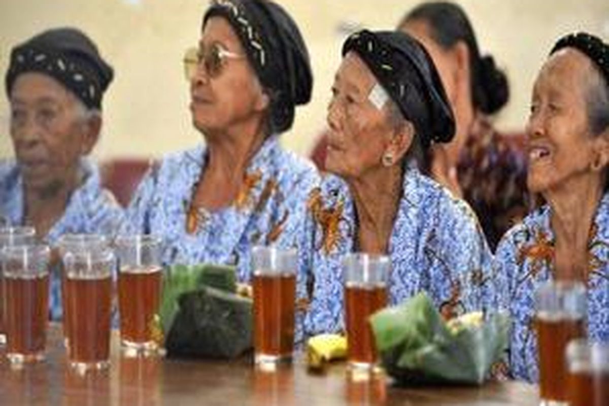 Ilustrasi: Dari sudut pandang linguistik, pengertian buta aksara mengalami kesalahan. Mereka yang mengerti baca tulis bahasa daerah tidak bisa dikatakan sebagai buta aksara.