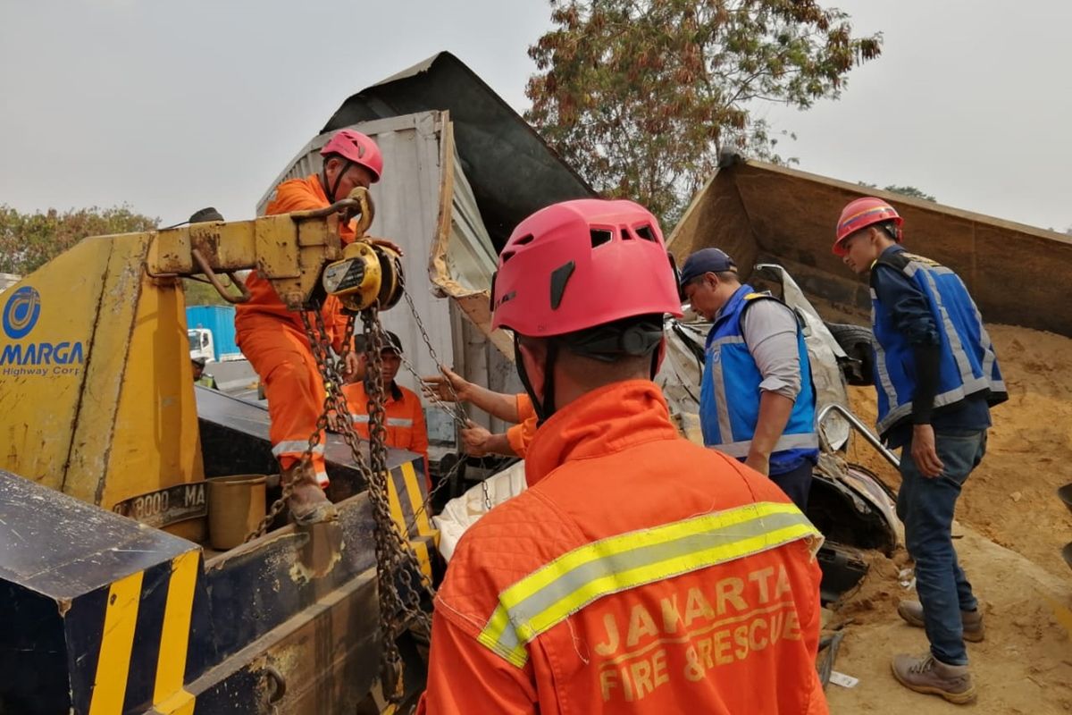 Tampak petugas tengah melakukan evakuasi laka beruntun di KM 91.