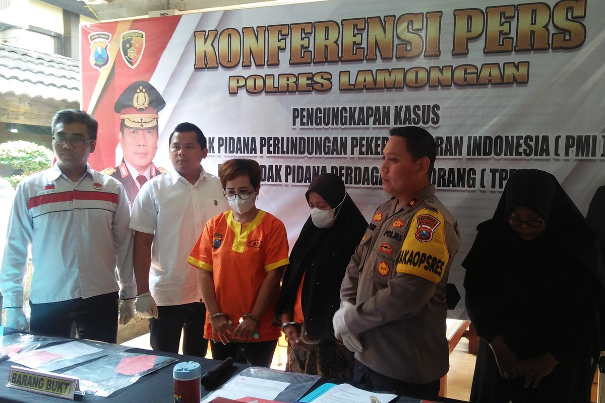 Wakapolres Lamongan Kompol Akay Fahli (dua kanan) dan Kasat Reskrim Polres Lamongan AKP Cristian Kosasih (dua kiri) di antara kedua tersangka, pada saat rilis ungkap kasus di kantor Polres Lamongan, Senin (19/6/2023).