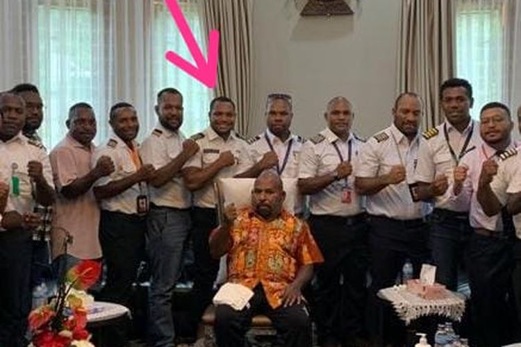 WNI Anton Gobay yang ditangkap Kepolisian Filipina dan sejumlah orang lainnya yang mengenakan seragam pilot sedang berfoto bersama Gubernur Papua Lukas Enembe.