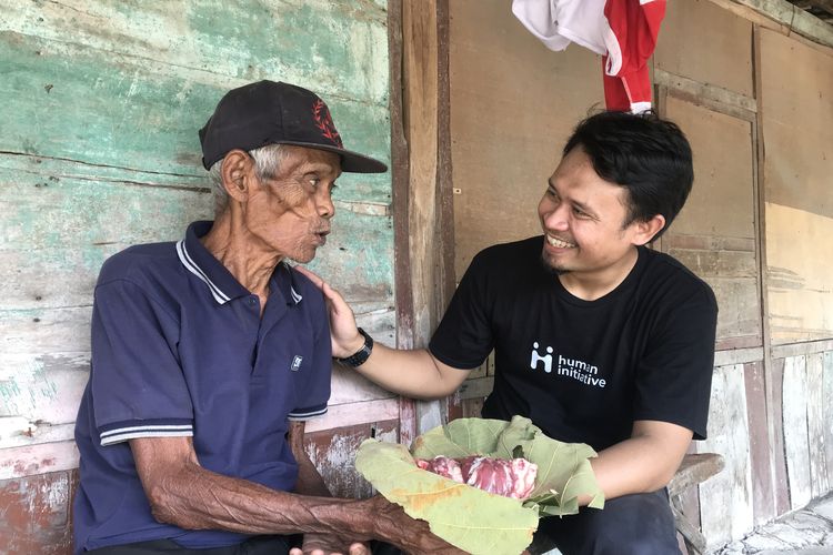 Human Initiative membagikan hewan kurban kepada penerima manfaat.