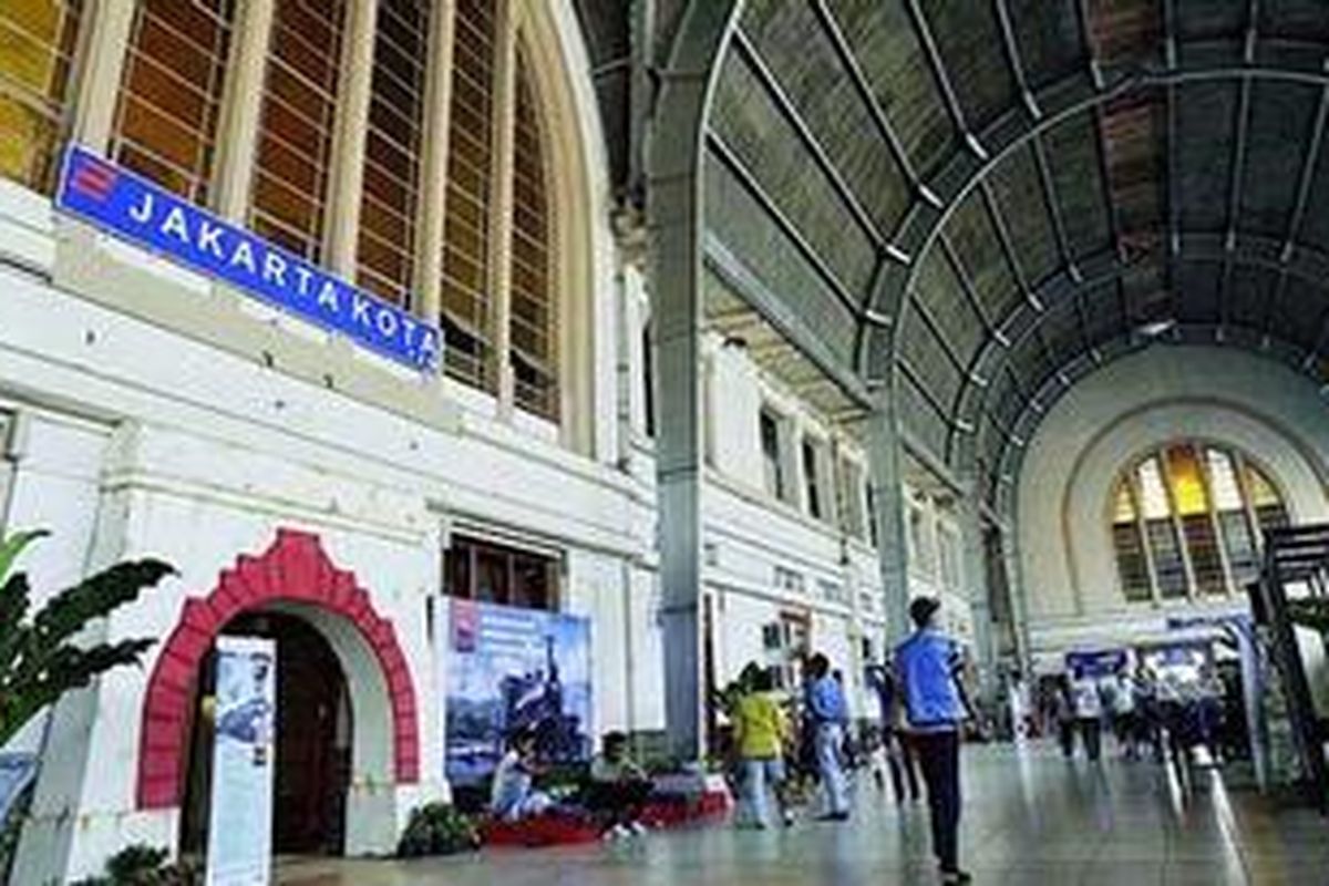 Ilustrasi : Kondisi bangunan Stasiun Jakarta Kota yang dikenal sebagai Stasiun Beos yang dibangun tahun 1929 masih megah dan terawat baik, Minggu (24/7/2011). 