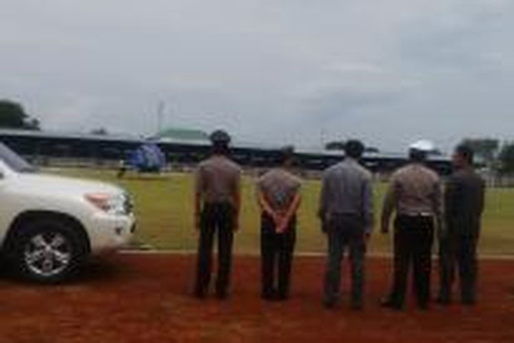 Beberapa Perwira Kepolisian Resor Tenggarong melepas kepergian Kapolda Kaltim, Irjen pol Andayono.