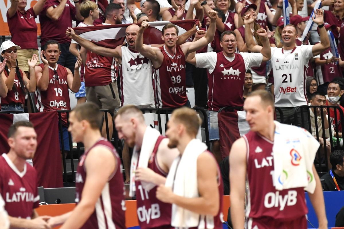 Pendukung Timnas basket Latvia bersorak usai timnya mengalahkan Timnas basket Spanyol dalam pertandingan babak kedua fase Grup L FIBA World Cup 2023 di Indonesia Arena, Gelora Bung Karno, Senayan, Jakarta, Jumat (1/9/2023). Timnas basket Spanyol dikalahkan Timnas basket Latvia dengan skor 69-74. ANTARA FOTO/M Risyal Hidayat/tom.