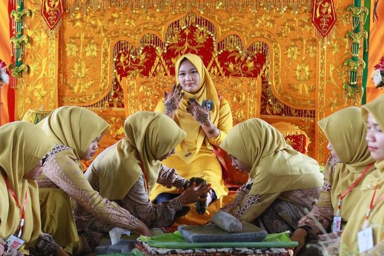 Kontingen Kabupaten Aceh Barat Daya saat mengikuti lomba boh gaca (melukis inai) di Pekan Kebudayaan Aceh (PKA) ke 8 di Banda Aceh. 
