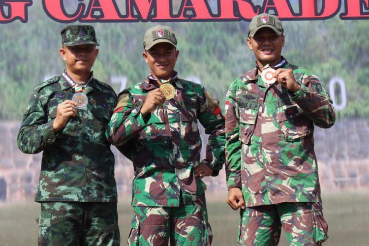 Kontingen TNI Angkatan Darat (AD) berhasil membawa pulang satu trophy dan empat medali di hari kedua Kejuaraan Lomba Tembak Asean Armies Rifle Meet (AARM) ke-28, di Lapangan 400 Terendak Camp, Melaka, Malaysia, Senin (19/11/2018).  