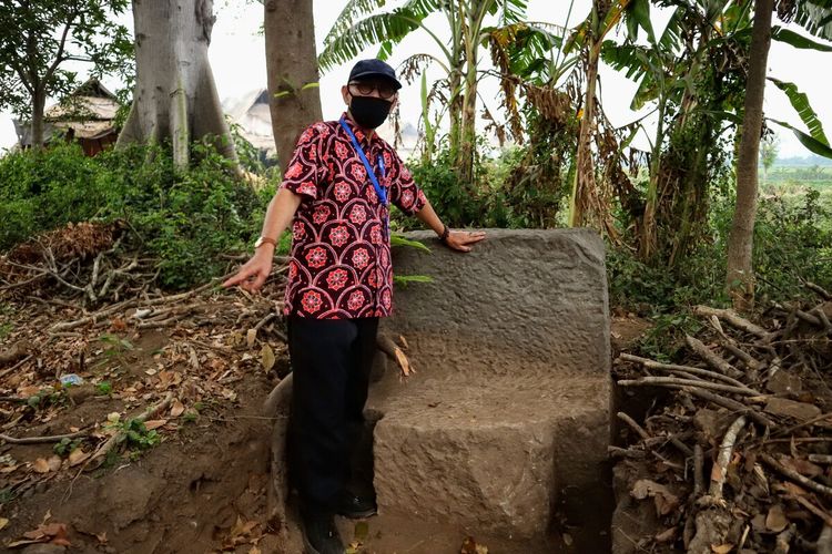 Kepala BPCB Jawa Timur, Andi Muhammad Said (kemeja batik), menunjukkan salah satu benda purbakala yang ditemukan di kawasan Situs Kumitir, Selasa (4/8/2020). Benda purbakala itu diyakini sebagai bagian dari bangunan yang ada di dalam area Talud kuno di Dusun Bendo, Desa Kumitir, Kecamatan Jatirejo, Kabupaten Mojokerto, Jawa Timur.