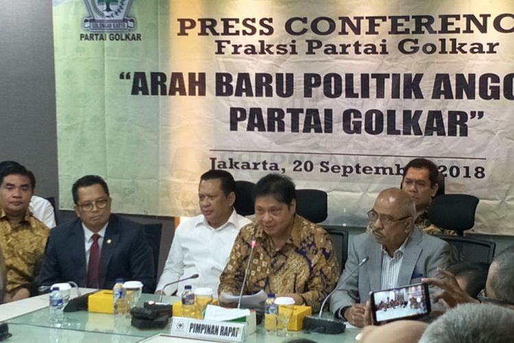 Ketua Umum Partai Golkar Airlangga Hartarto saat memberikan keterangan pers di ruang Fraksi Partai Golkar, di Kompleks Parlemen, Senayan, Jakarta, Kamis (20/9/2018).