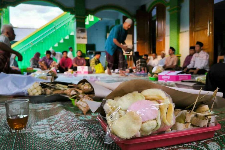 Para warga Desa Guyangsari, Kabupaten Semarang berkumpul di masjid merayakan tradisi Lebaran Ketupat pada H+7 Idulfitri.
