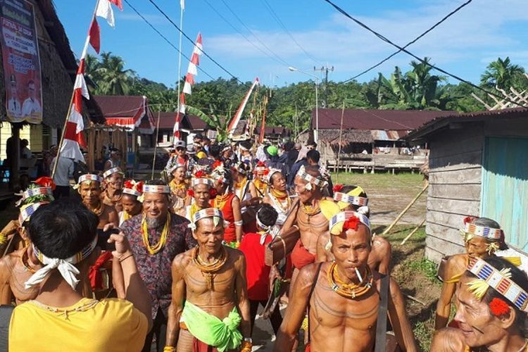 Para sikerei (tabib/tokoh adat) Mentawai di Desa Matotonan, Kecamatan Siberut Selatan, Kabupaten Kepulauan Mentawai, Provinsi Sumatra Barat, dalam sebuah upacara pada awal Agustus 2022.