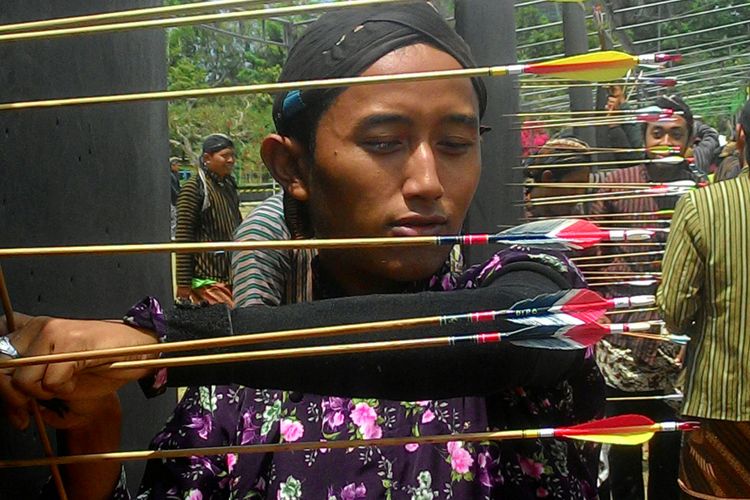 Sasaran tembak jemparingan adalah bandulan dua warna yang dipasang kerincing. Di belakang bandulan dipasang karpet karet tebal untuk menahan anak panah yang meleset. 