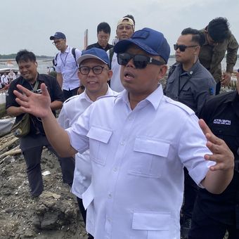 Menteri Agraria dan Tata Ruang/Badan Pertanahan Nasional (ART/BPN) Nusron Wahid mengunjungi pagar laut di Desa Segara Jaya, Kabuoaten Bekasi, Selasa (4/2/2025).