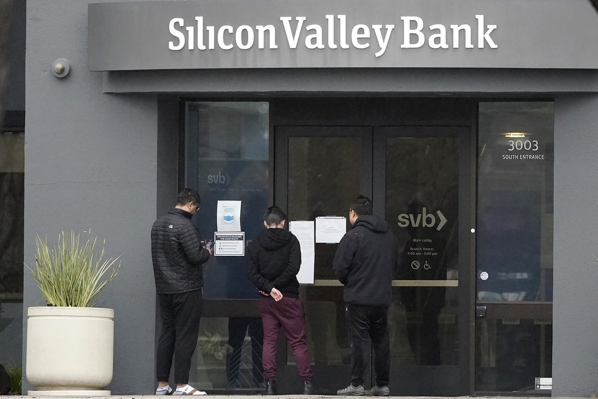 Bank Silicon Valley bangkrut. Ini adalah pemandangan ketika warga setempat melihat tanda pemberitahuan di pintu masuk bank di Santa Clara, California, Amerika Serikat, Jumat (10/3/2023).
