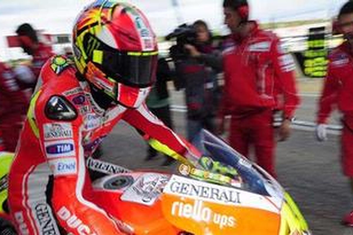 Pebalap Ducati, Valentino Rossi, mengenakan helm yang didesain khusus untuk mengenang Marco Simoncelli.