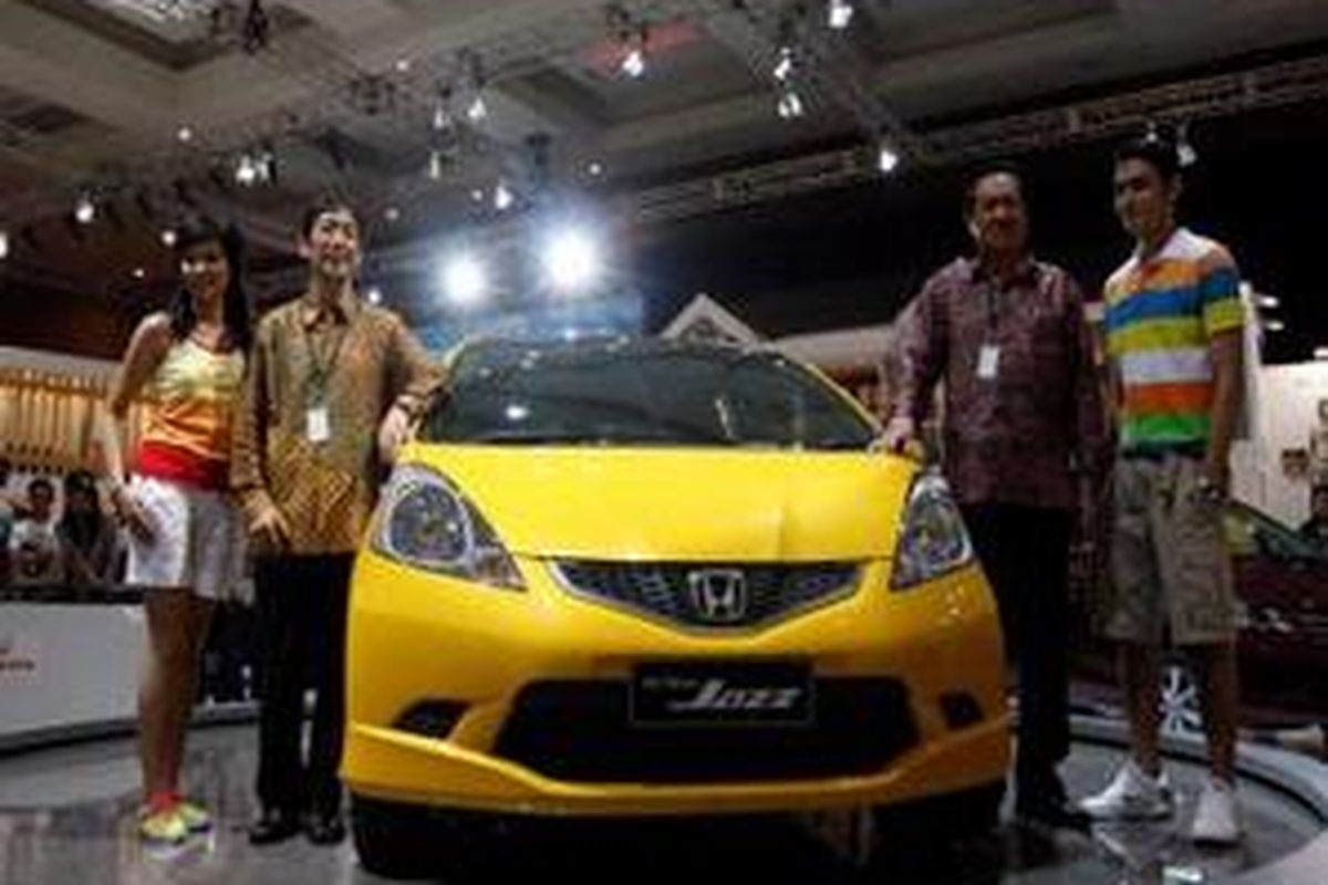 Presiden Direktur HPM Yukihiro Aoshima (kedua dari kiri) bersama dengan Honda Jazz warna baru kuning