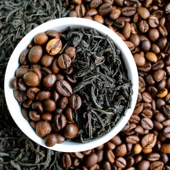 Ilustrasi kopi dan teh. Kandungan kafein pada kopi dan teh bervariasi, bergantung pada jenis dan penyajian minuman. Namun, kandungan kafein pada kopi lebih tinggi dibandingkan teh.