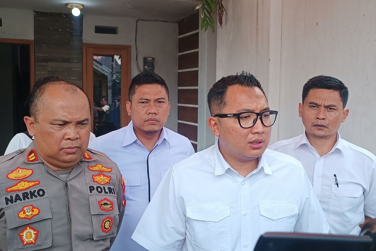 Kasatreskrim Polres Malang, AKP Gandha Syah Hidayat saat menyampaikan keterangan tentang tewasnya satu keluarga di Dusun Boro Bugis, Desa Saptorenggo, Kecamatan Pakis, Kabupaten Malang, Selasa (12/12/2023).