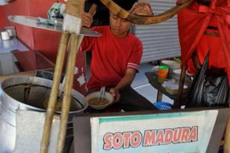 Soto daging Madura di Rumah Makan Tropicana, Pasuruan. Diluar Madura, penyajian soto daging mengalami penyesuaian antara lain kuah yang bening dan tidak menggunakan bumbu kacang.