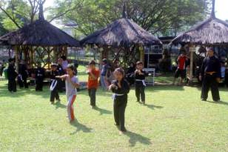 Sejumlah anak-anak sedang berlatih silat di Kampung Silat Jampang yang terletak di Desa Jampang, Kecamatan Kemang, Kabupaten Bogor, Jawa Barat, Selasa (3/5/2016).